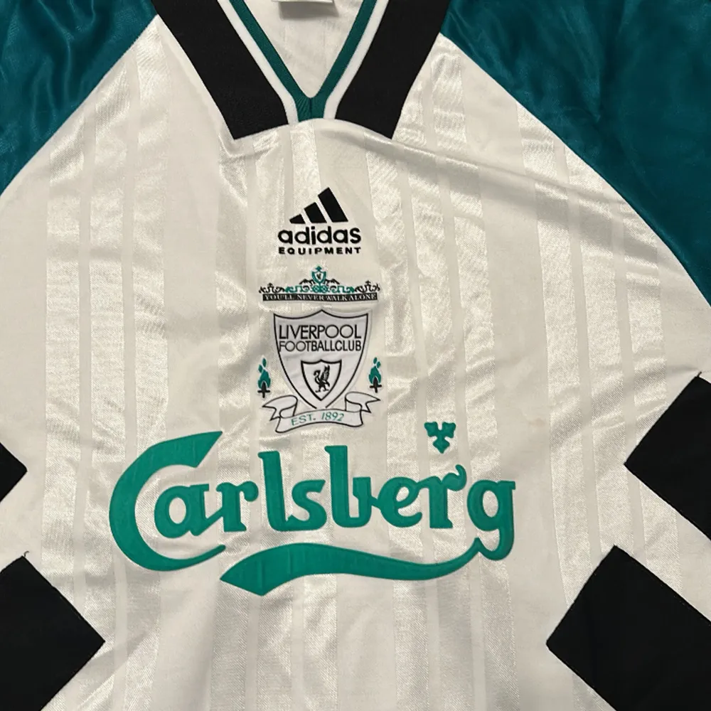 En ”vintage” reprint Liverpool borta 93/94 tröja. är inte orginal utan nygjord . T-shirts.