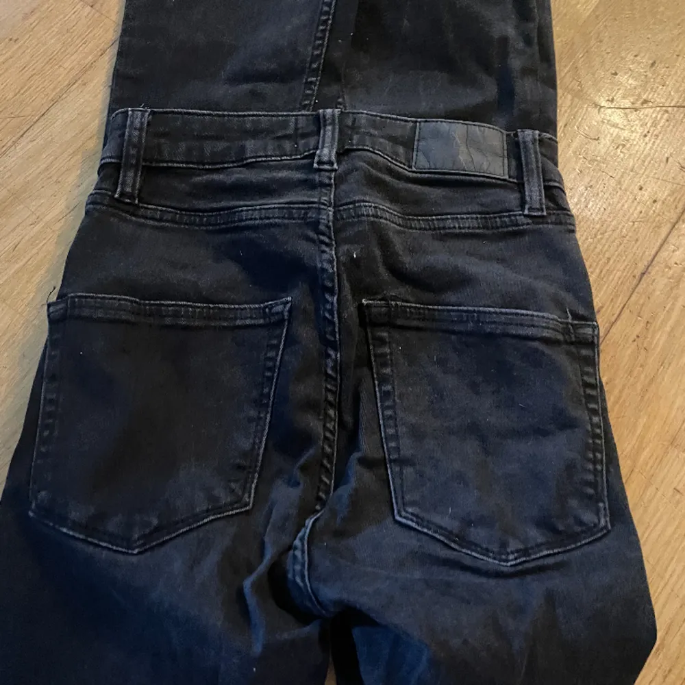 Utsvänga jeans från lager 157. I storlek Xs, väger 483 gram så frakten blir 72 kronor.. Farkut & Housut.