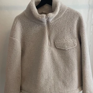 Teddyjacka - Teddyjacka från NA-KD. Dragkedja går ungefär nedanför bröstet, Jackan går att spännas åt i midjan.