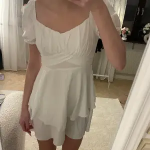 superfin vit klänning som inte kommer till användning💕 säljer för 109kr+frakt🩷