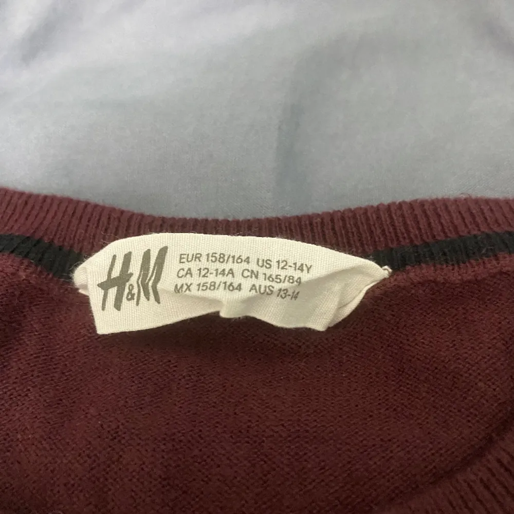 Jag säljer min fin stickade h&m tröja för den är för liten.   Storlek 158/164  . Hoodies.