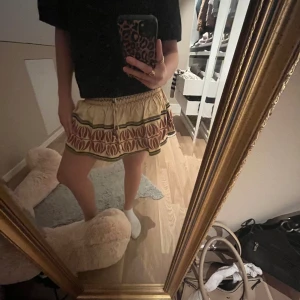 Kjol - Säljer denna jätte fina kjolen från Zara då den inte kommer till användning!❤️ skriv privat för mer frågor❤️