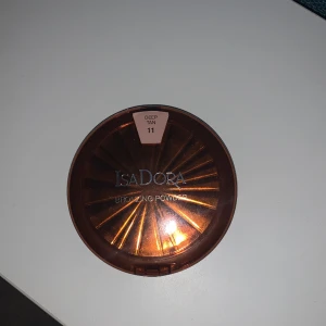 Isadora bronzer färg 11 - jättebra bronzer som har kommit till användning ganska så mycket, väldigt bra skick endå! Är öppen för byten och sånt, och pris går alltid att diskuteras 