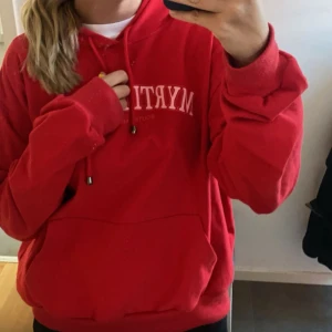 Röd hoodie - Röd hoodie  i uppskattad storlek M💓