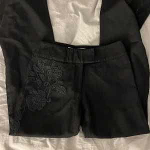 Lågmidjade byxor - Sååå fina lågmidjade byxor som tyvärr är för små för mig! Älskar dem 😍 Storlek S 