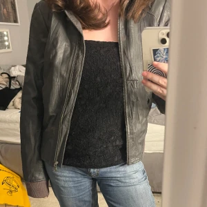 Läderjacka! - Superfin läderjacka från HM! Storlek S, aldrig använd 💕