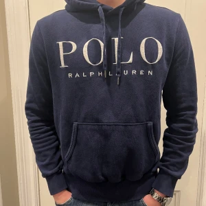 Ralph Lauren hoodie - Stirlig vintage ralph lauren i storlek M. Den sitter bra på mig som är 185 och väger ca 80kg. Den är i bra skick 8/10 skick. Skriv om du har några frågor😁
