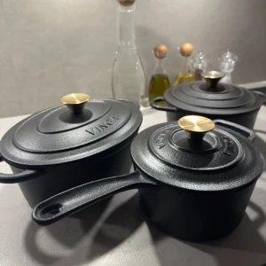 Gjutjärn från Vinga Home  - Säljer mina fina gjutjärn från Vinga Home, använda ett fåtal gånger.  Nypris: 2800 kr  Paketpris:1800 kr Vill man köpa separat, kontakta mig.