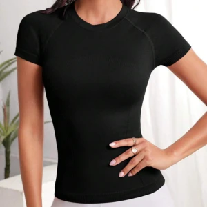 compression Träningströja  - compression träningströja som aldrig kommit till någon användning alltså är den in nyskick!  