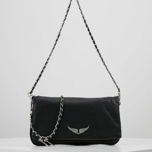 Zadig & Voltaire väska säljes - Säljer min Zadig väska då jag inte använder den så mycket.  Köpte den för 3595kr från Zalando som ni ser på andra bilden❣️  Väskan är i fint och bra skick.  Vid några funderingar hör gärna av er!