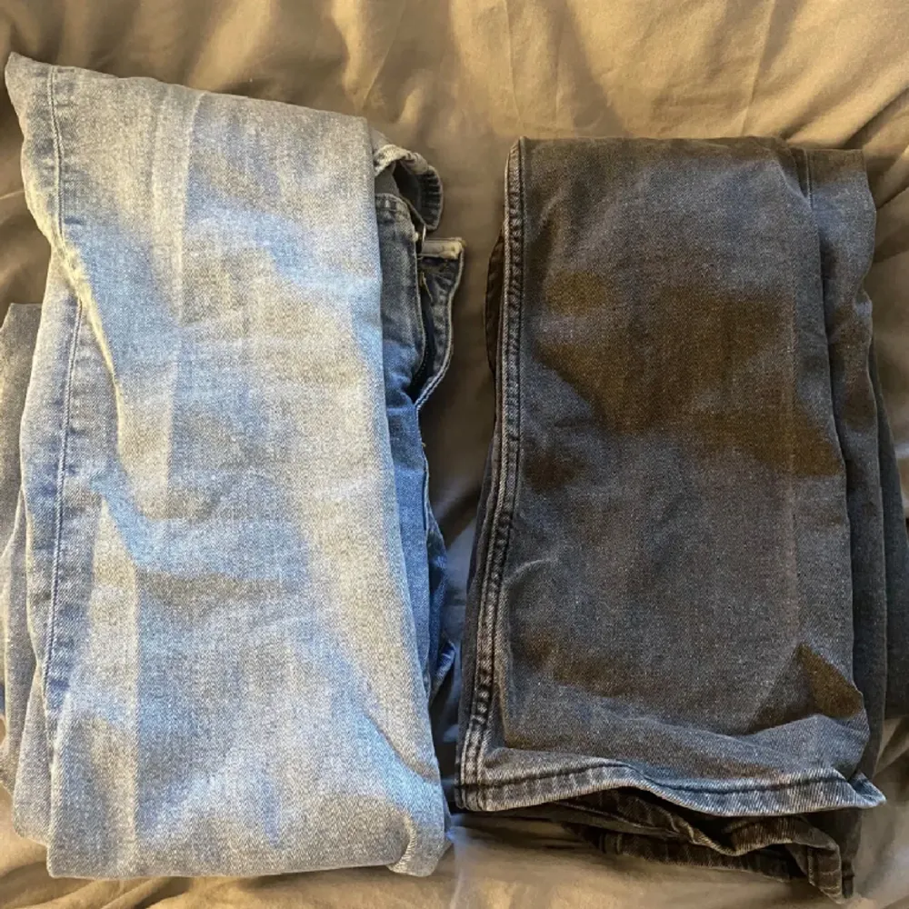 Säljer två par lågmidjade jeans för 300kr tillsammans! Storlek S, knappt använda 🙌🏼. Jeans & Byxor.