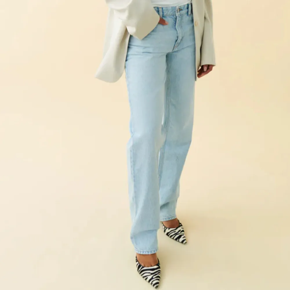 Säljer dessa snygga jeansen då de inte kommer till användning. Slutsålda online och jättefina! (Ordinarie pris: 500kr, säljer även i grå!🩷). Jeans & Byxor.