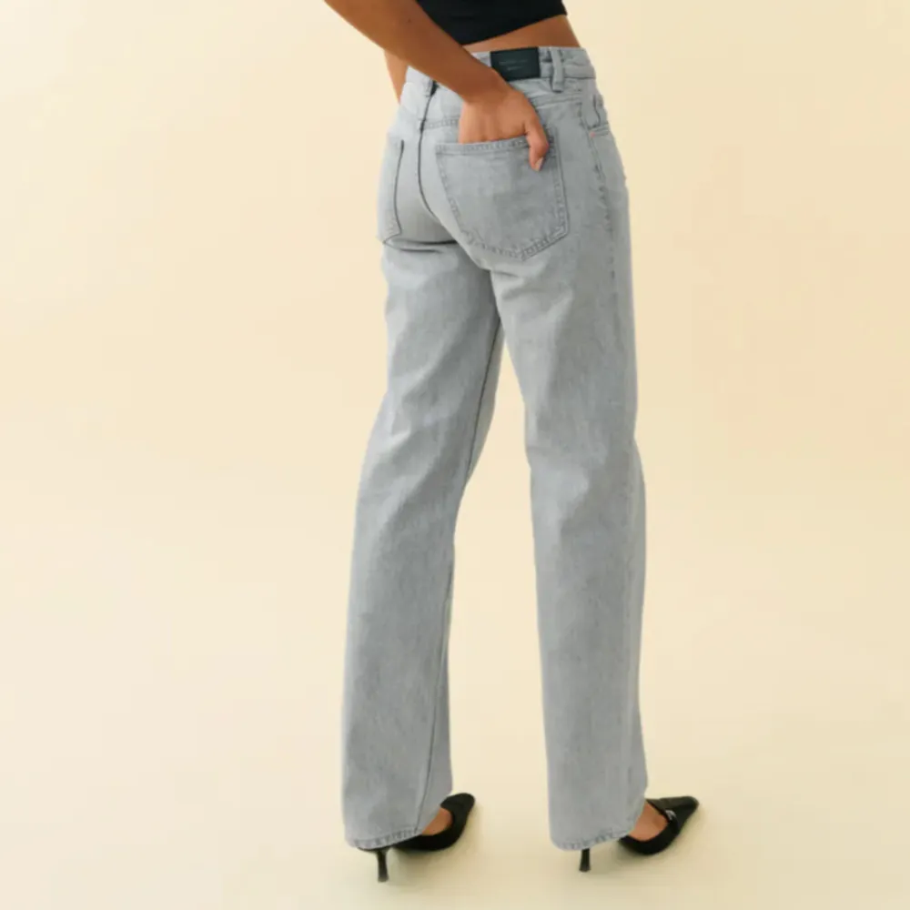 Säljer dessa då de inte kommit till användning, supersnygga. De är snart slutsålda på nätet!🩷(Säljer även i ljusblå). Jeans & Byxor.