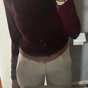 Lågmidjade vita kostymbyxor - Lågmidjade vita kostymbyxor med slits. Jättefina men tyvärr för korta för mig. Finns inga defekter eller liknande!