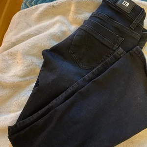Ltb jeans  - Lågmidjade mörkblå/svarta ltb jeans! Knappt använda, inga defekter. 💕