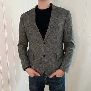 Kavaj - Snygg kavaj, passar perfekt med skjorta eller hoodie under | skick 9/10 | storlek L | pris 299kr | Modellen på bilden är 187cm | Fraktar via PostNord och Instabox på köparens bekostnad:)  Hör av dig vid frågor och funderingar mvh