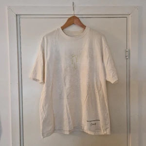Uniqlo billie eilish x murakami t-shirt - Uniqlo t-shirt collab mellan billie eilish och murakami  Passar oversized  Det är bara att fråga om man vill ha fler bilder eller mått! Eller några andra frågor!  Inget pris är fast så skicka ett offer om du vill.