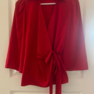 Omlottblus STOCKH LM  - Superfin omlottblus i ”silkigt” material (polyester och elastan). Använd en gång så i väldigt fint skick.