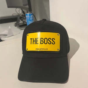 Skitsnygg keps! - John hatter ”THE BOSS” keps. Inte använd därav i nyskick. Reglerbar. Metalldekal. Nypris 995:-