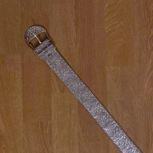 Bälte  - Glänsande bälte (mid kvalite), rätt så bra skick och fungerar iallafall precis som det ska!