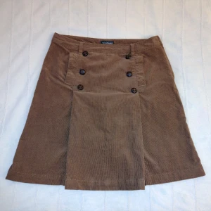 Vintage brun/tanfärgad kjol - storlek 38 - Skitfin vintage kjol i storlek 38. Brun/tanfärgad. Dubbelficka på magen. Kort sprund i bak. 100% bomull. I bra skick. 