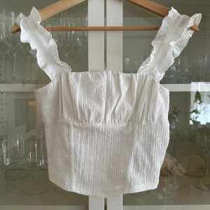 Vit topp med fina detaljer  - Super söt vit topp med detaljer från Gina Tricot i storlek S. 😇