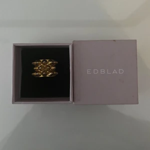 Edblad ring - Säljer denna super trendiga edbadringen i guld. Köpt för 400 kr. Bra skick.🙌💞