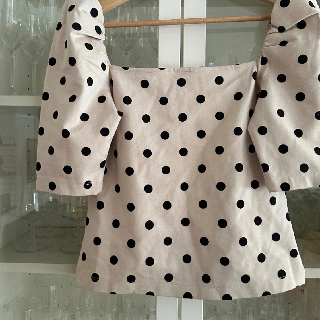 Prickig topp med puffaxlar - 90