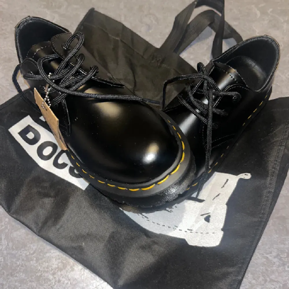 Helt nya Doc Martens storlek 41. Skriv vid funderingar, aldrig använda. ;). Skor.