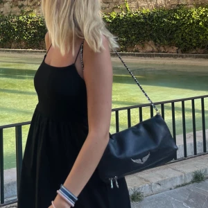 Zadig väska - Säljer min Zadig väska! Den kommer tyvärr inte till användning.  Det korta bandet är borta men man kan göra ett kort band som mig på bilden genom att vika det långa bandet!💝Pris kan diskuteras! 