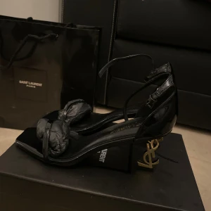 Helt nya YSL klackskor med skydds plasten kvar under.  - OPYUM SANDALS IN PATENT LEATHER 85mm klack  Helt oanvända för att de var för stora. Super fina och eleganta klackskor. 