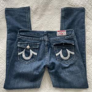 Waist 31, Inseam Length 33. Lågmidjade True Religion jeans i bra skick. På högra fickan finns det dock ingen knapp. 