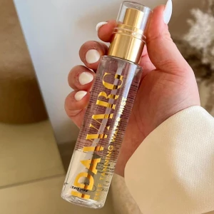 Water tan mist - Man får färg efter ca 3 timmar, blir inte fläckigt alls. Fin och jämt och sprayen är skönt och luktar tropiskt. 