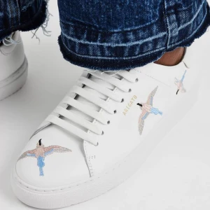 Axel arigato skor - Axel Arigato i clean 90 med fåglar! Knappt använda då de inte riktigt var min stil! 🤍🫶🏻