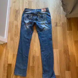 Jag säljer ett par låg midjade true religion jeans som är straight. Jag har använt dom ett par gånger men byxorna är i bra skick. Säljer för att jag inte använder de längre.