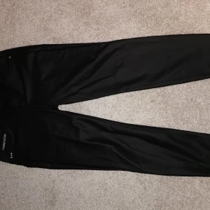 WR.UP® Eco Vegan Leather - 7/8 Regular Waist Super Skinny  - Använd 1 gång så fina 😍