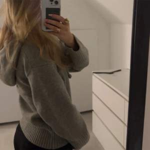 Slutsåld populär zara Hoodie som inte kommer till användning. Slutsåld och använd 2 gånger. Startpris 559kr!!💓Lånade bilder!  