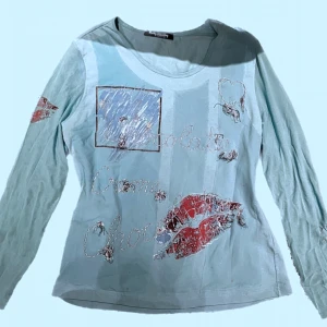 y2k topp 🩵 - y2k topp med ärmar i mesh material 🩵 väldigt cool och har ett speciellt mönster på framsidan 💋 tröjan är ifrån usa ❤️💙🤍