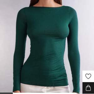 Säljer en mörkgrön intimissimi tröja i nyskick, aldrig använd. Hör av dig vid frågor!