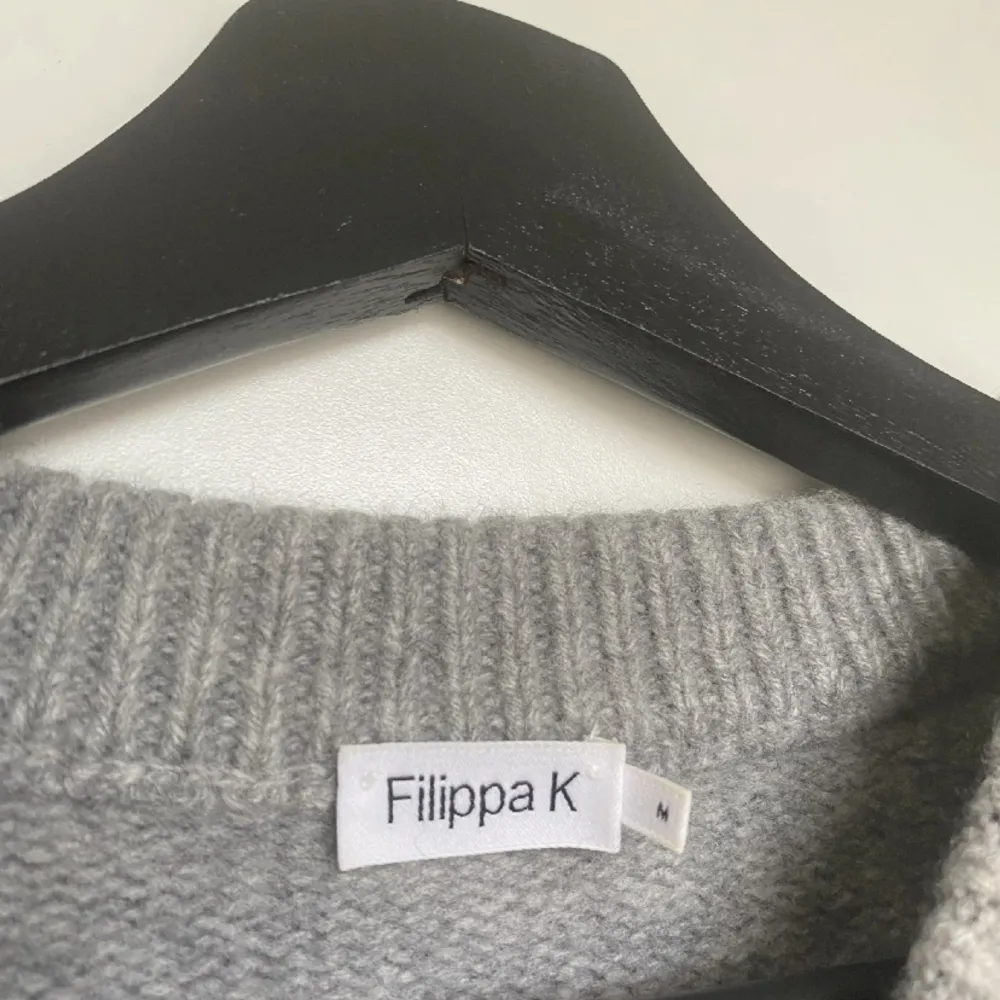 Såå fin stickad tröja från Filippa K. Fin grå färg med lite polokrage. . Stickat.