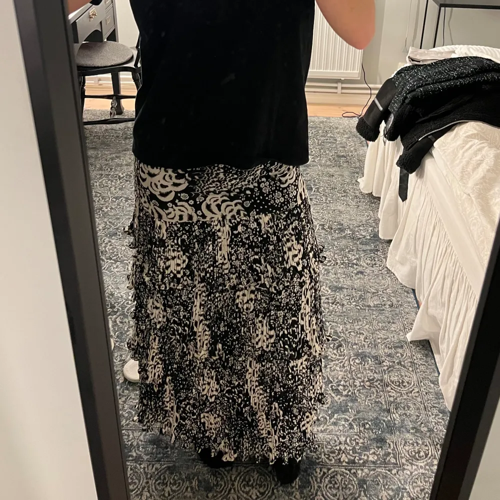 Säljer nu min fina lång kjol från Zara som jag köpte förra sommaren, den kom inte till sån stor användning så därför säljer jag den💕. Kjolar.