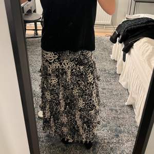 Säljer nu min fina lång kjol från Zara som jag köpte förra sommaren, den kom inte till sån stor användning så därför säljer jag den💕