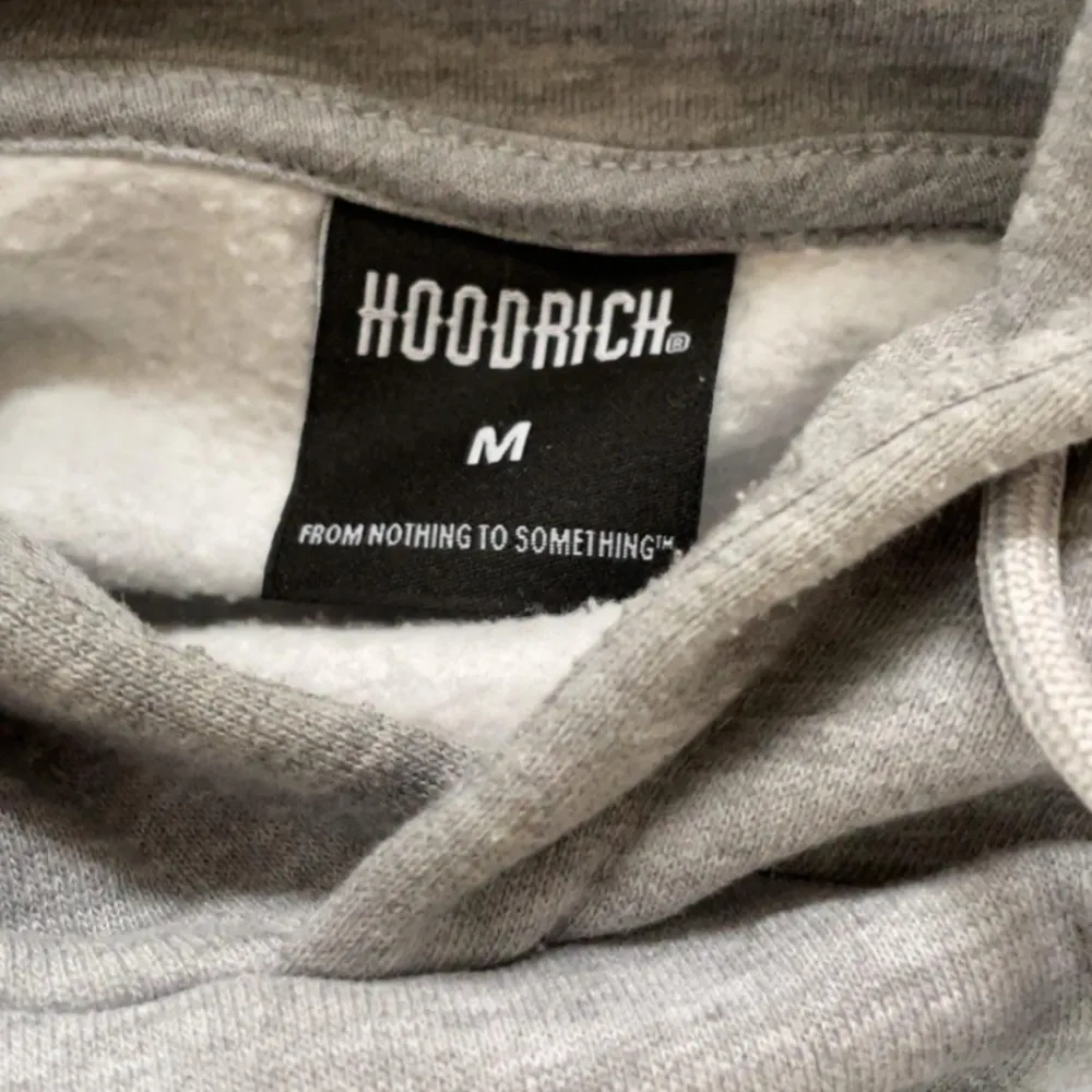 Hoodrich hoodie som inte säljs längre Skick 9/10 Pris kan alltid diskuteras vid snabb affär . Hoodies.