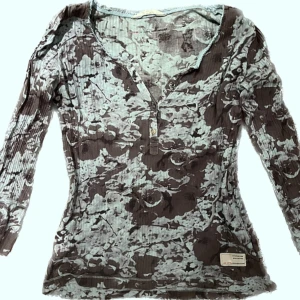 odd molly topp 🩵🩶 - långärmad odd molly topp med coolt mönster 🩵🩶 snygg passform och har knappar upptill