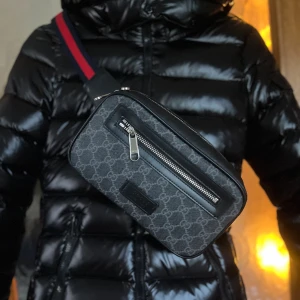 Gucci Supreme axelremsväska väska Nyskick - Väldigt användbar väska från Gucci i Grå toner, använd vid ett fåtal tillfälle så gott som ny.   Nypris 14.100kr  Pris går att diskutera vid snabb affär.