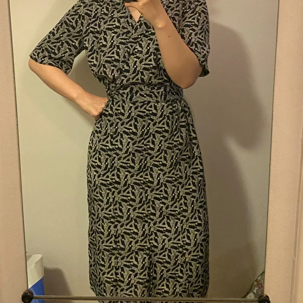 diane von Furstenberg Vintage klänning. size XS/S.   Used but in nice condition. Smooth material.  It suits people with narrow waist <=65cm), otherwise you will feel very tight at waist.  Note: the buttons look not stable. Klänningar.