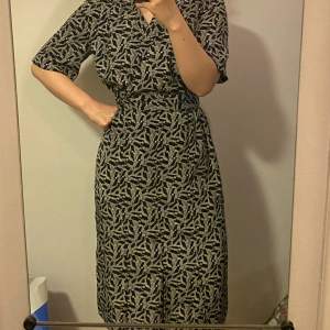 diane von Furstenberg Vintage klänning. size XS/S.   Used but in nice condition. Smooth material.  It suits people with narrow waist <=65cm), otherwise you will feel very tight at waist.  Note: the buttons look not stable