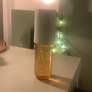 En bodymist från sol de janiero - Sol de janiero body mist lite mindre en hela kvar. Inte använd många gånger