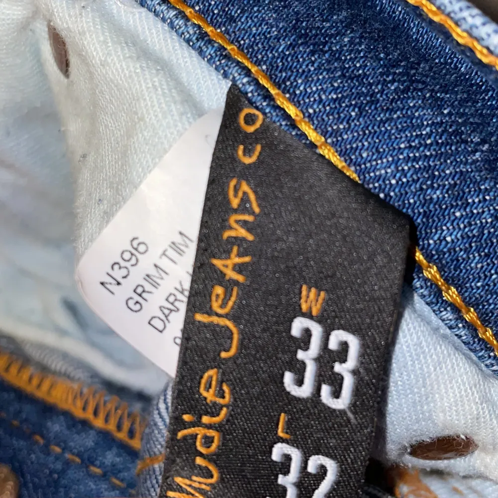 Fräscha jeans från Nudie! Jeansen är i toppenskick, 9/10! Storlek 33/32 men sitter som 32/32. Modellen på bilden är 183 cm lång. Hör av dig vid intresse! 💫. Jeans & Byxor.