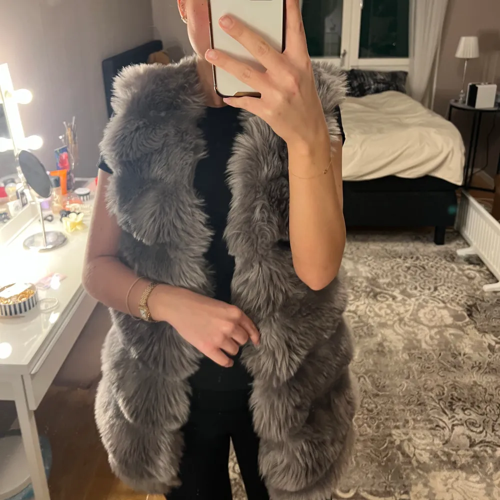 Grå päls väst i storlek S/M. Fint skick då den är knappt använd. Faux fur.. Jackor.